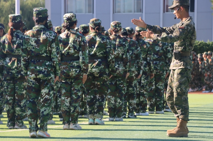 军训燃壮志，青春正启航