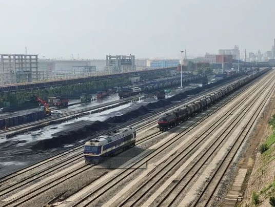 内蒙古西部首条原油转运站铁路专线建成