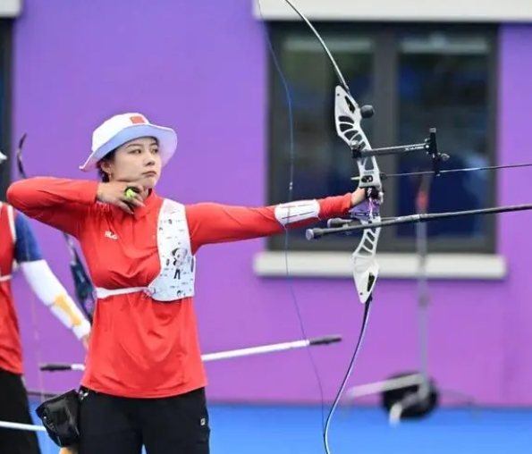 内蒙古箭手海丽玕携队友射落亚运银牌