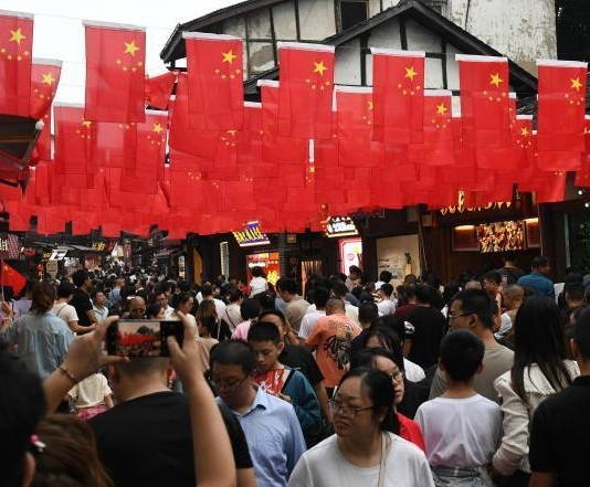 中秋国庆假期：8.26亿人次出游 花了7534.3亿元