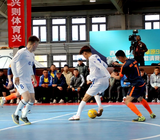 在大大的“绿茵场”上——踢球吧，兄弟！