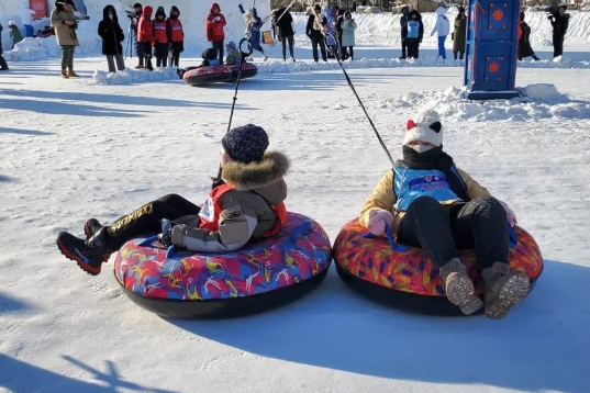 为“十四冬”暖场 校园掀起“冰雪热”