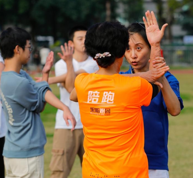 “你是我的眼”——志愿跑者携手视障跑团追光而行