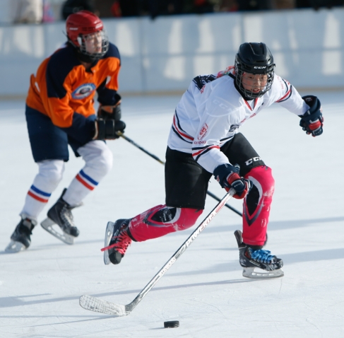 全国青年女子冰球锦标赛在呼伦贝尔挥杆
