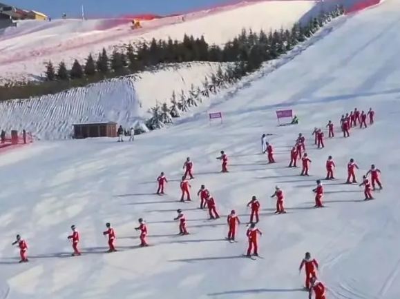 马鬃山滑雪场开放14条雪道 推出8大主题活动