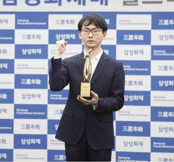 半目胜！“00后”丁浩夺得三星杯冠军