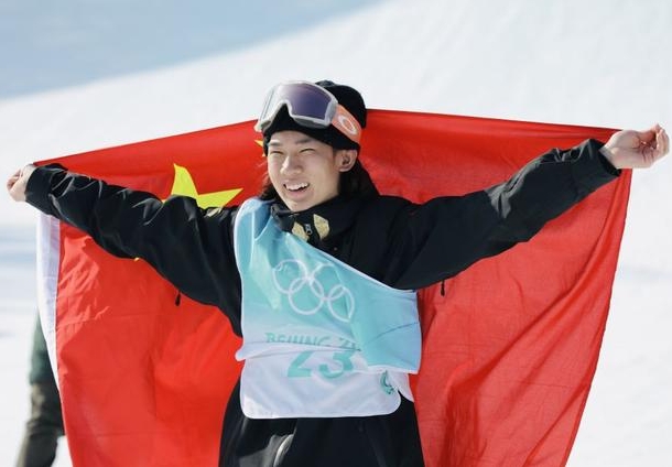 苏翊鸣在“雪飞天”再夺冠军